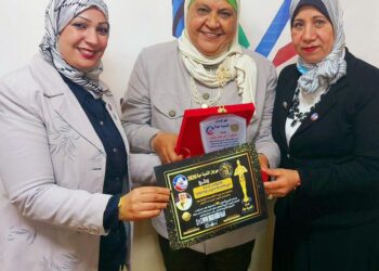 تكريم الدكتورة امل جمال بدرع التميز ضمن افضل 100 شخصية عربية