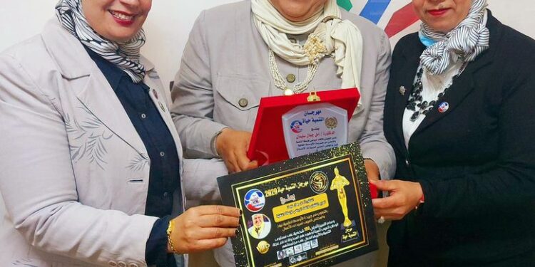 تكريم الدكتورة امل جمال بدرع التميز ضمن افضل 100 شخصية عربية