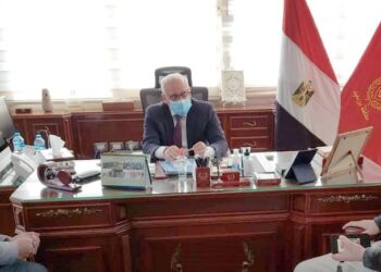 محافظ بورسعيد يوجه بإزالة كافة العشوائيات والاشغالات بمحيط قناة الاتصال بالضواحى .