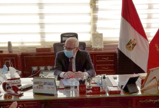 المحافظ يتابع مستجدات الوضع الصحى والوبائى بالمحافظة