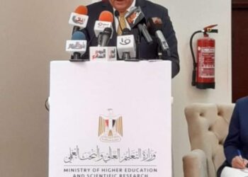 وزير التعليم العالي يستعرض تقريرًا حول اجتماع المجلس الأعلى لشئون الدراسات العليا والبحوث