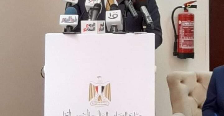 وزير التعليم العالي يستعرض تقريرًا حول اجتماع المجلس الأعلى لشئون الدراسات العليا والبحوث