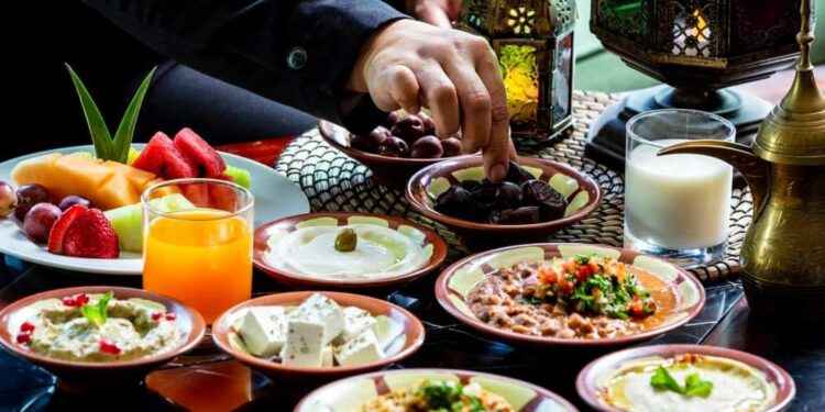 أطعمة للسحور تمنع العطش في رمضان.