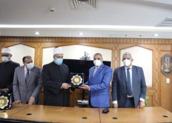 وكيل الأزهر يكرم رئيس جامعة الأزهر لجهوده المبذولة في خدمة الوافدين