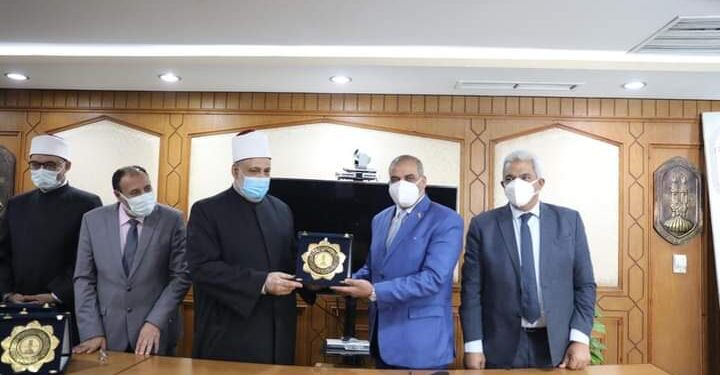 وكيل الأزهر يكرم رئيس جامعة الأزهر لجهوده المبذولة في خدمة الوافدين