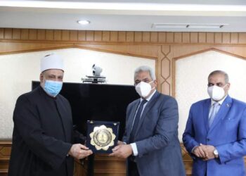 وكيل الأزهر الشريف يكرم نائب رئيس الجامعة للدراسات العليا