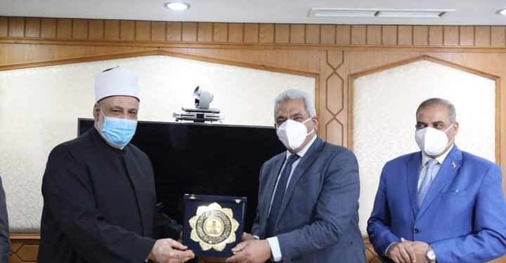 وكيل الأزهر الشريف يكرم نائب رئيس الجامعة للدراسات العليا