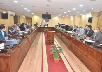 محافظ أسيوط يواصل اجتماعاته لمتابعة توفير الأراضي المطلوبة لإقامة مشروعات المرافق بمبادرة تطوير الريف المصري