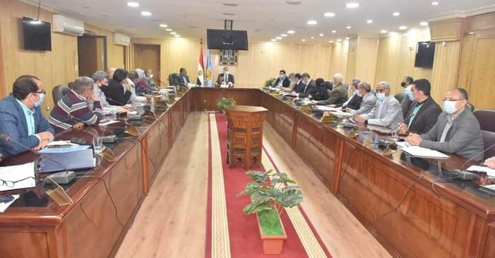 محافظ أسيوط يواصل اجتماعاته لمتابعة توفير الأراضي المطلوبة لإقامة مشروعات المرافق بمبادرة تطوير الريف المصري