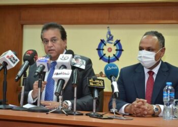 محمود صقر يمنح 76 جائزة للعلماء المصريين والأفارقة