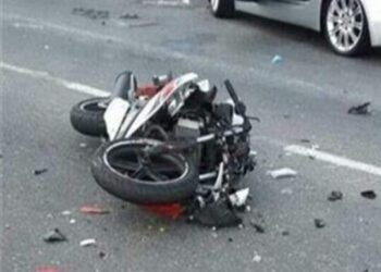 إنقلاب موتوسيكل وأصابة ٣ اشخاص منهم أب ونجله.