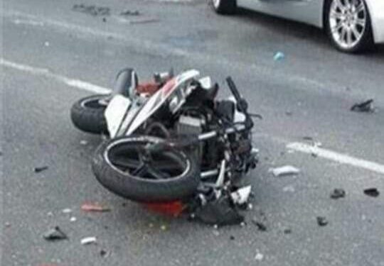 إنقلاب موتوسيكل وأصابة ٣ اشخاص منهم أب ونجله.