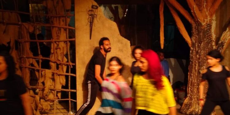 التغريبة “بنت الزناتى ” على قاعة صلاح جاهين بمسرح البالون بحضور عادل عبده.