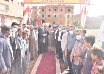 محافظ أسيوط يضع حجر اساس مشروع صرف صحى قرى مركز منفلوط بقرية المندرة.