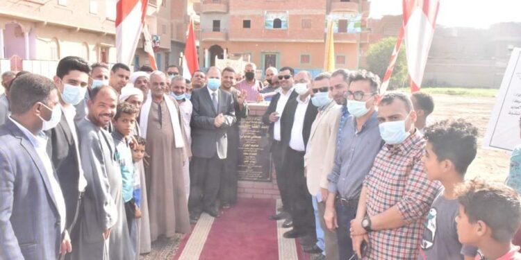 محافظ أسيوط يضع حجر اساس مشروع صرف صحى قرى مركز منفلوط بقرية المندرة.