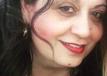 عَلى القَلْبِ أَنْ يُكْسَرَ مِراراً قَبْلَ أَنْ يُفْتَح