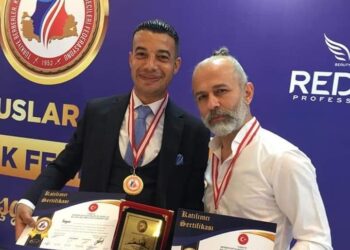 مختار إسماعيل يهدي تكريمه في تركيا إلي محمد الصغير.