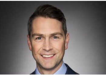 برلماني ليبرالي يظهر عاريا خلال إجتماع إفتراضي