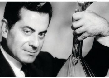 قصة تمثال المرأة المعلقة في حجرة الفنان الراحل فريد الأطرش.