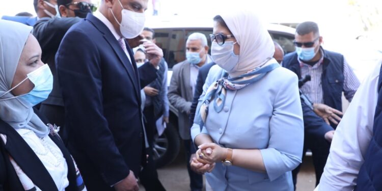 وزيرة الصحة والسكان ومحافظ سوهاج يتفقدان مستشفى حميات سوهاج