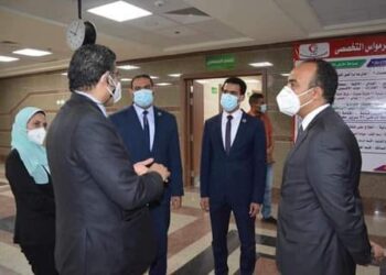 محافظ المنيا يكلف نائبة فى المرور على شبكات الاكسجين بمستشفى ديرمواس المركزي