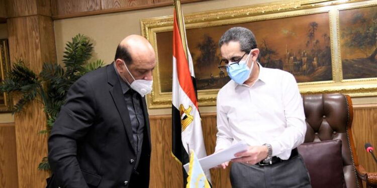 محافظ الغربية يناقش مشروع تطوير المساجد الأثرية بالمحلة الكبرى