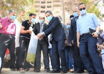 محافظ الغربية يشهد إلقاء ٤ مليون زريعة سمك في قناة طنطا الملاحية