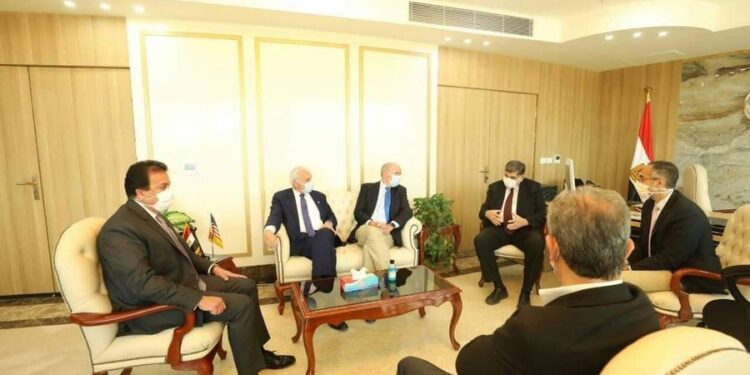 إلتقاء وزير التعليم العالي برئيس الجامعة الأمريكية بالقاهرة