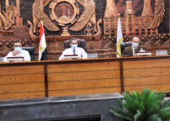 محافظ الغربية يناقش تطبيق قرارات مجلس الوزراء مع رؤساء المدن والأحياء