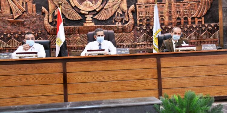 محافظ الغربية يناقش تطبيق قرارات مجلس الوزراء مع رؤساء المدن والأحياء