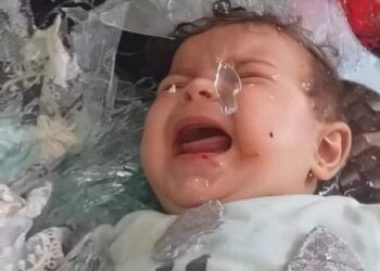 لابس هدوم العيد