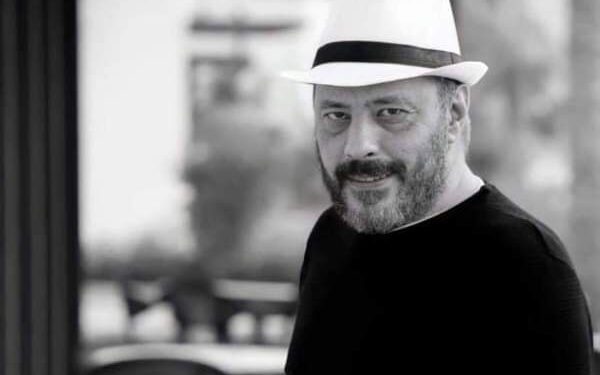 والدة الفنان