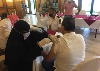 إعطاء لقاح كورونا للعاملين بقطاع السياحة بقنا..............................