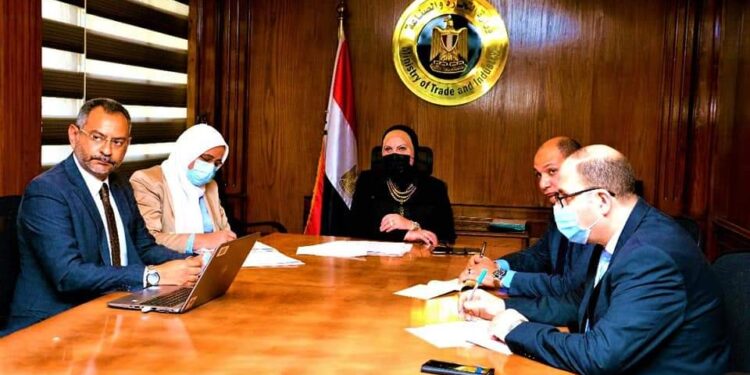 وزيرة التجارة والصناعة تبحث مع مسئولى شركة نيسان العالمية خطط الشركة الإستثمارية فى السوق المصرى .