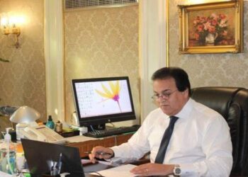 وزير التعليم العالي يستعرض تقريرًا ميدانيًا لمتابعة مشروعات جامعة أسيوط.