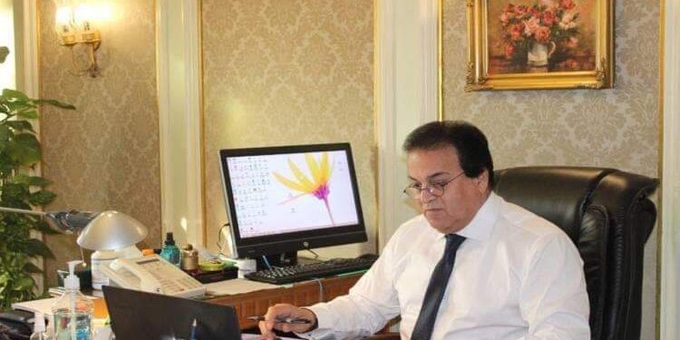 وزير التعليم العالي يستعرض تقريرًا ميدانيًا لمتابعة مشروعات جامعة أسيوط.