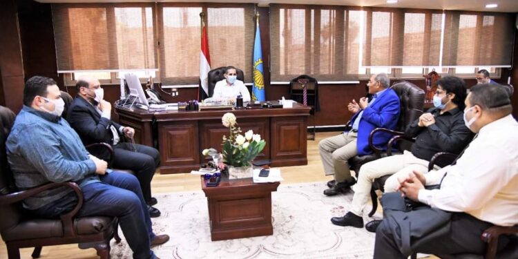 محافظ الغربية يعقد اجتماعاً مع نواب المحلة لتنسيق الجهود.