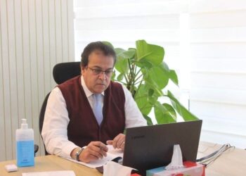 عبد الغفار : يتلقى تقريرًا حول التدريب على الإختبارات الإلكترونية بكليات القطاع الطبي.