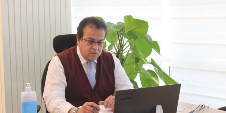 عبد الغفار : يتلقى تقريرًا حول التدريب على الإختبارات الإلكترونية بكليات القطاع الطبي.