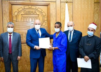 محافظ قنا يكرم 17 عاملا بمسجد القنائي لإخلاصهم في نظافة وتعقيم المسجد.