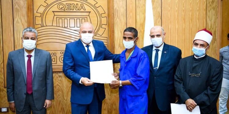 محافظ قنا يكرم 17 عاملا بمسجد القنائي لإخلاصهم في نظافة وتعقيم المسجد.