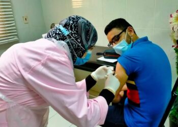 فرق متنقلة للتطعيم بلقاح كورونا بسوهاج