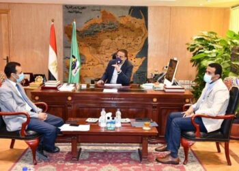 محافظ الفيوم يتابع أليات تسجيل المواطنين وموقف تلقى لقاح كورونا.