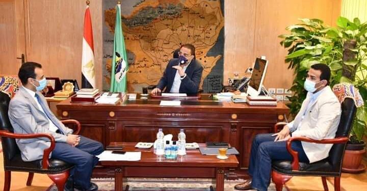 محافظ الفيوم يتابع أليات تسجيل المواطنين وموقف تلقى لقاح كورونا.