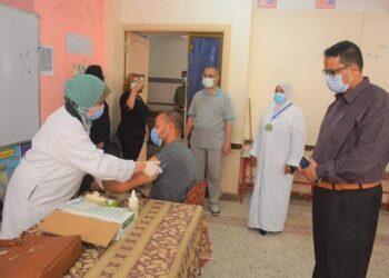 ٢٠٠ من العاملين بمديرية التربية والتعليم يحصلون على لقاح كورونا المستجد ضمن مبادرة “اللقاح أمان”