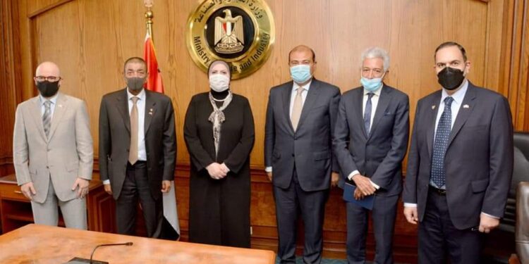 وزيرة التجارة والصناعة تبحث مع وفد اتحاد غرفة تجارة وصناعة البحرين سبل تعزيز التعاون