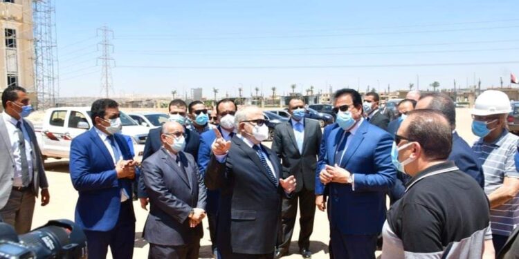 جولة تفقدية بجامعة القاهرة الدولية لوزير التعليم العالي ورئيس جامعة القاهرة.