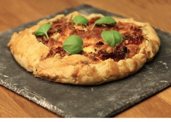 فطيرة بالطماطم المشوية والجبنة الكيري.