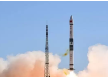 خروج صاروخ صيني عن السيطرة