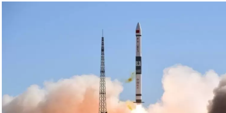 خروج صاروخ صيني عن السيطرة